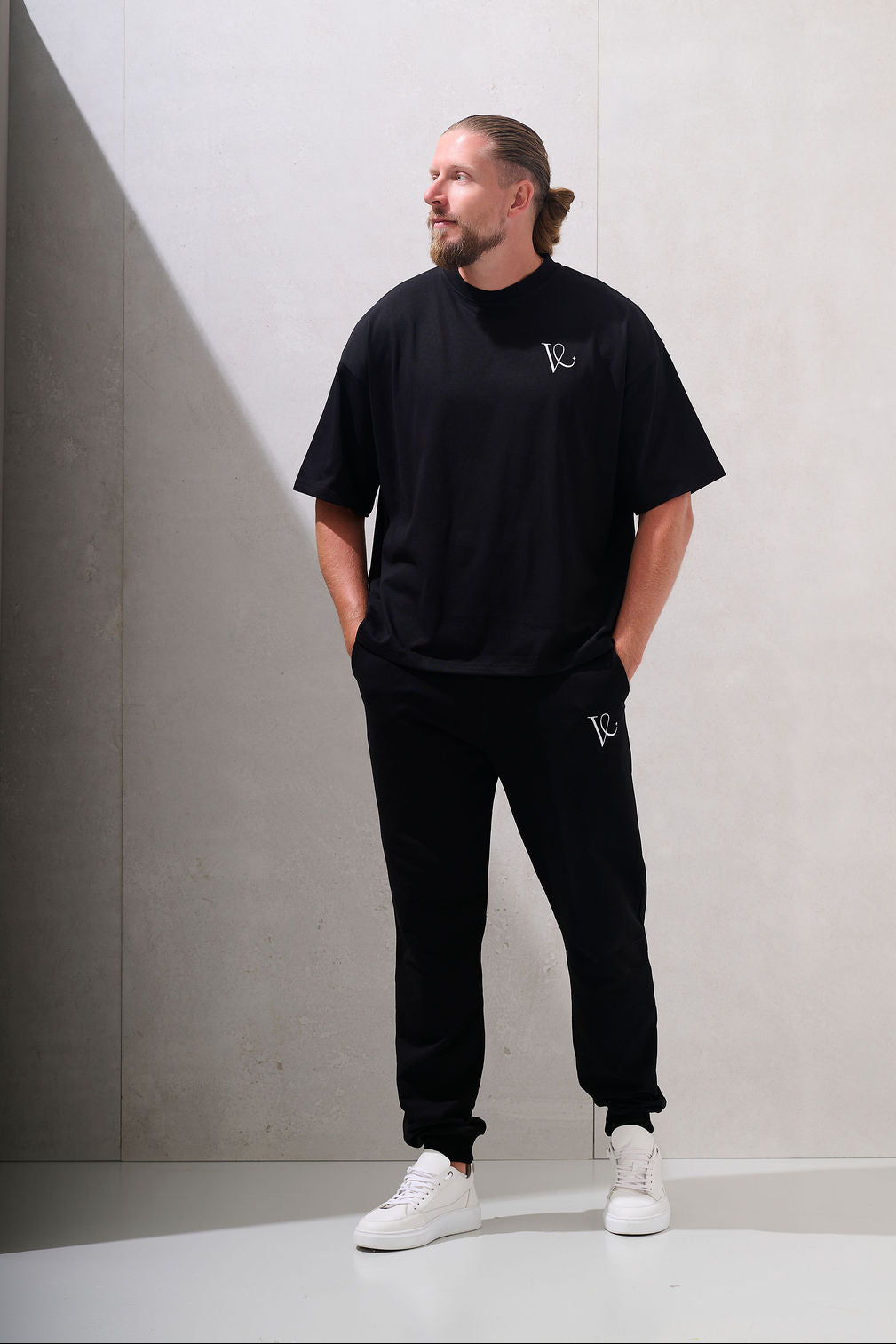 Man wearing Kaveon black oversized t-shirt and jogger set