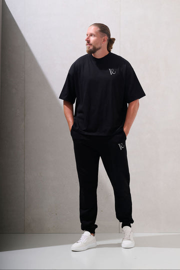 Man wearing Kaveon black oversized t-shirt and jogger set